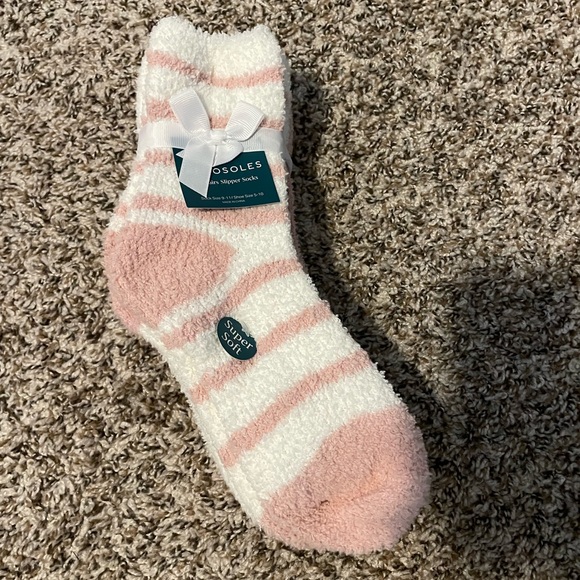 FOUR PAIRS OF FUZZY PINK SOCKS - Picture 1 of 2